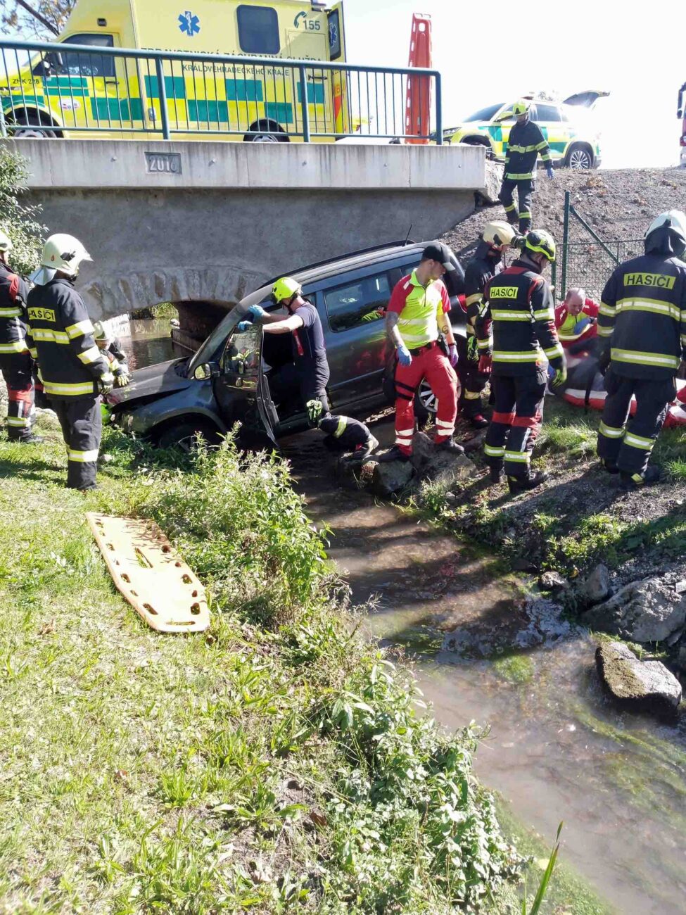 V Ještěticích v sobotu sjelo auto do potoka. Foto: HZS