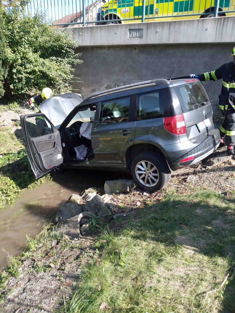 V Ještěticích v sobotu sjelo auto do potoka. Foto: HZS