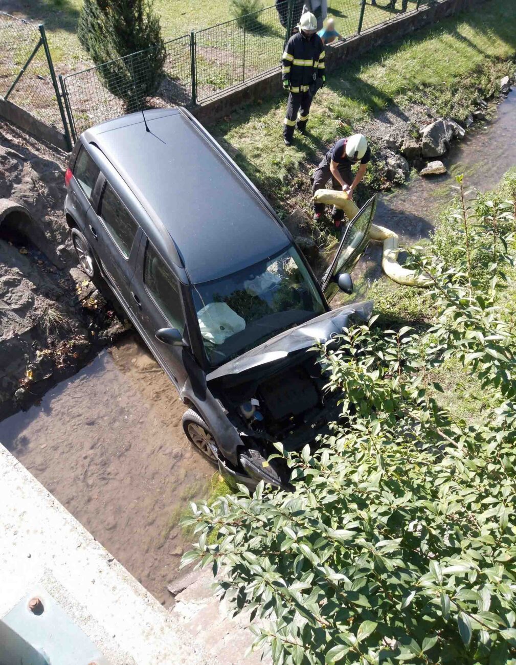 V Ještěticích v sobotu sjelo auto do potoka. Foto: HZS