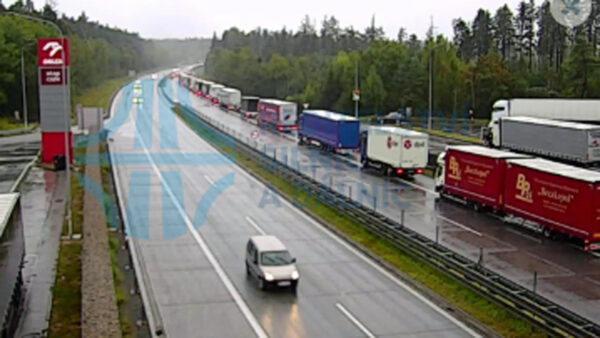 Směrem na Brno se na dálnici D1 tvoří kolony kamionů.