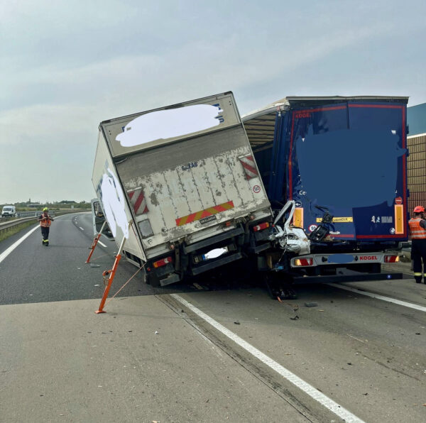 Nehoda dvou nákladních vozů na Pražském okruhu. Foto: HZS