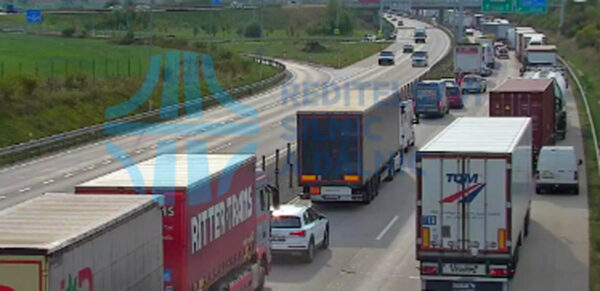 Nehoda dvou nákladních vozů na Pražském okruhu. Foto: ŘSD