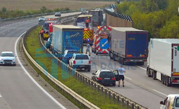 Nehoda dvou nákladních vozů na Pražském okruhu. Foto: ŘSD