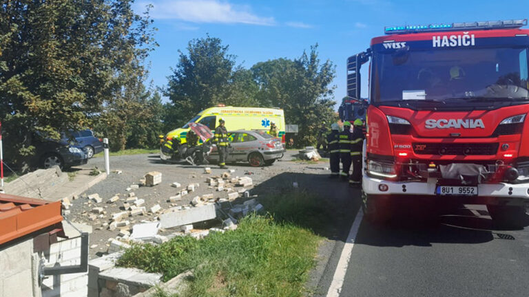 Nehoda v obci Líšťany na Lounsku. Foto: HZS