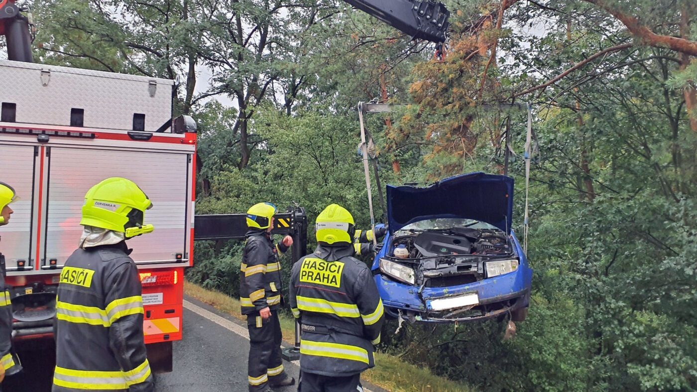 V Praze se stalo několik nehod, například tato v Lysolajích. Foto: HZS