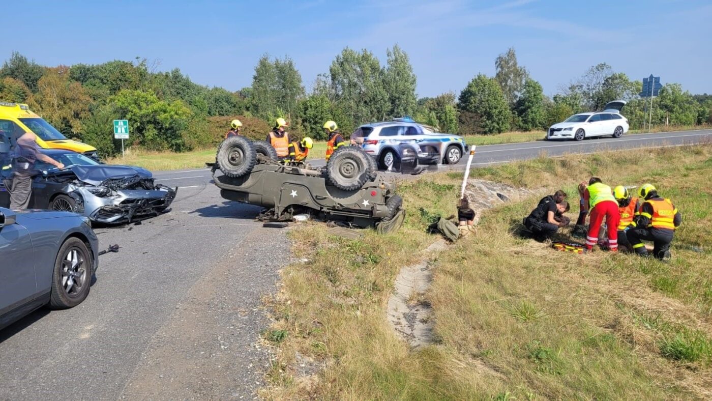 Nehoda mercedesu a historického jeepu v Rybí. Foto: HZS