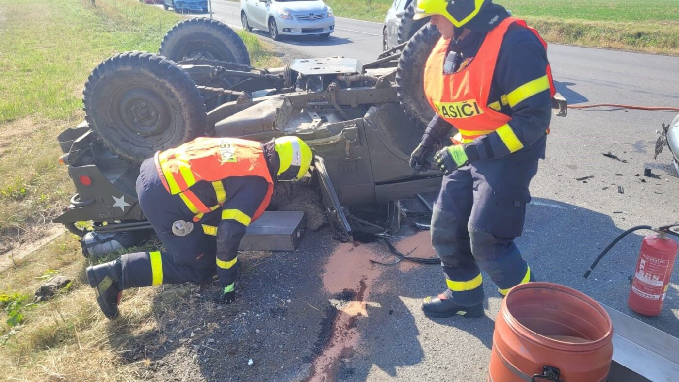 Nehoda mercedesu a historického jeepu v Rybí. Foto: HZS