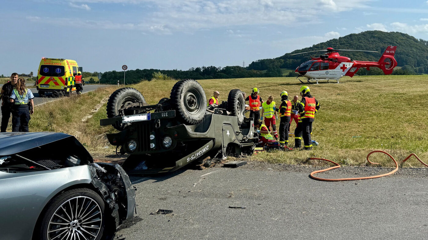 Nehoda mercedesu a historického jeepu v Rybí. Foto: HZS