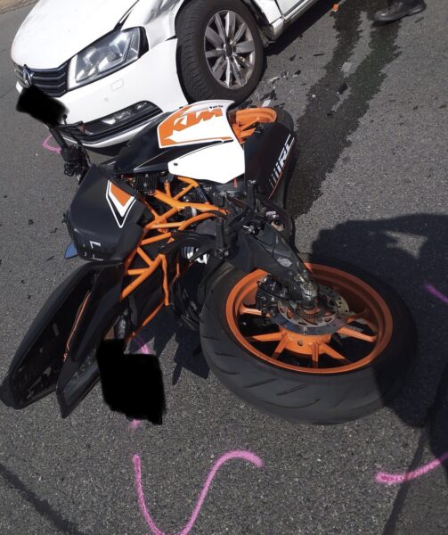 Nehoda motorky a auta v Sinkulově ulici v Praze. Foto: HZS