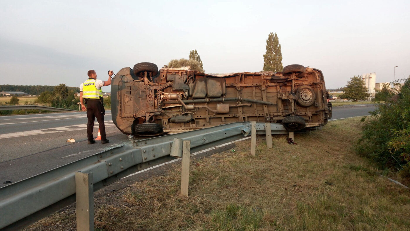 Nehoda dvou aut a dodávky v Náchodě. Foto: HZS