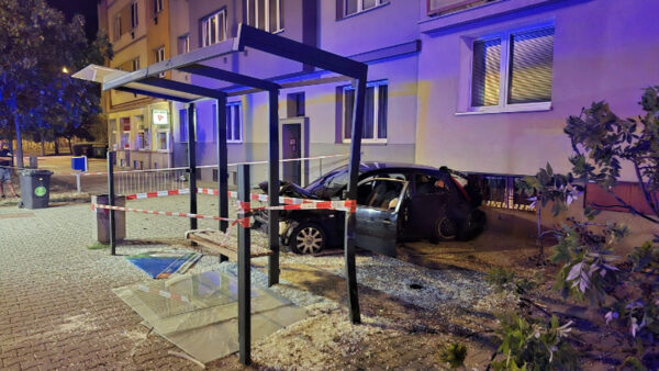 Řidič v Plzni naboural autobusovou zastávku. Zdroj: Krimi Plzeň