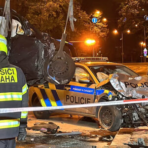 Tragická nehoda v Praze. Policie v Sokolské narazila do jiného vozu. Foto: HZS