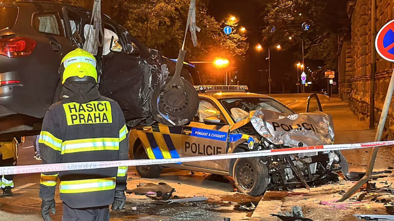 Tragická nehoda v Praze. Policie v Sokolské narazila do jiného vozu. Foto: HZS