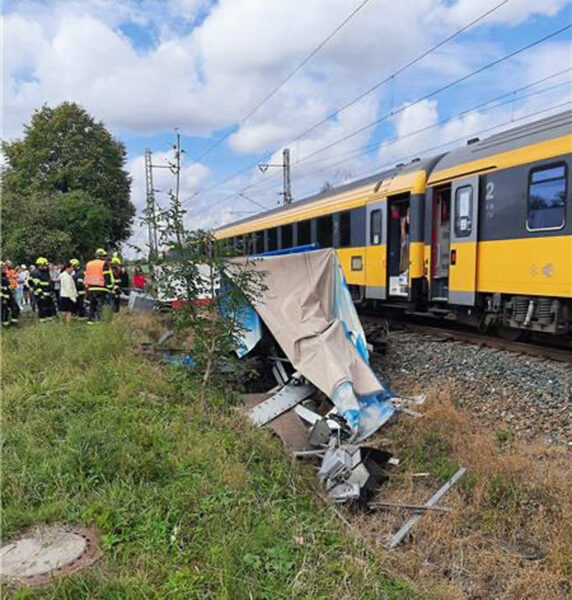 Nehoda vlaku a dodávky v Radhošti. Foto: HZS