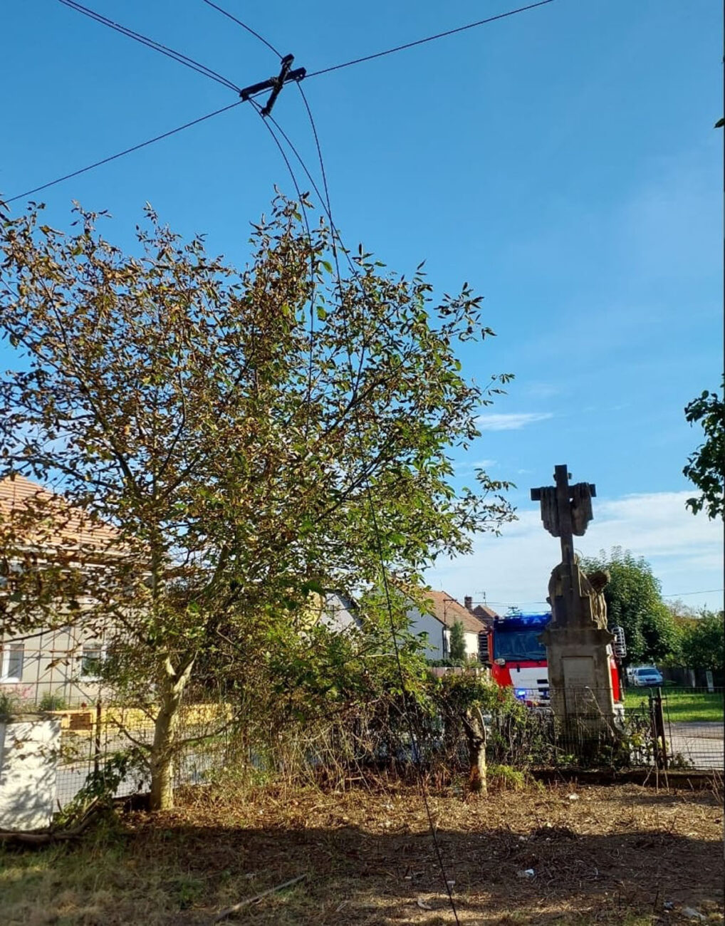 Náklaďák v Rohovládově Bělé strhl elektrické vedení. Foto: HZS