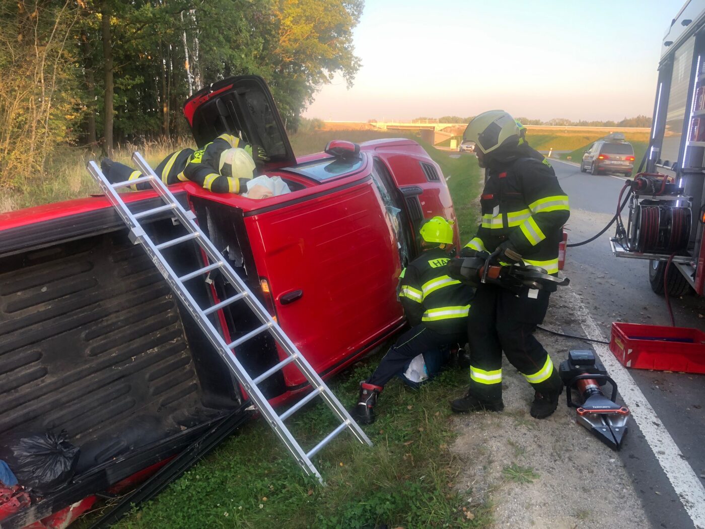 U Skřidel skončilo auto na boku. Foto: HZS