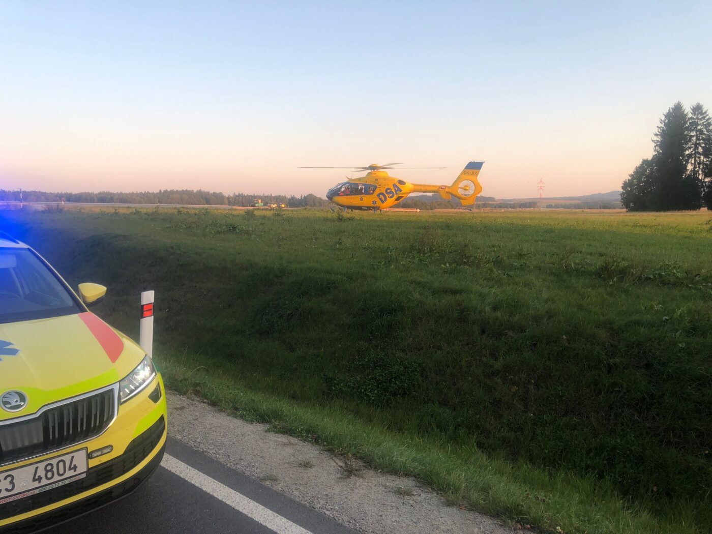 U Skřidel skončilo auto na boku. Foto: HZS