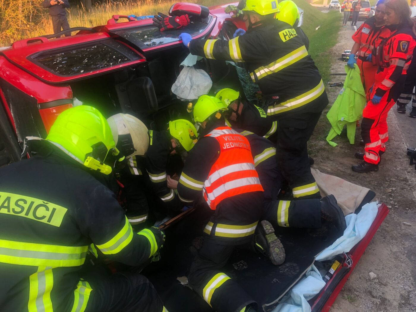 U Skřidel skončilo auto na boku. Foto: HZS