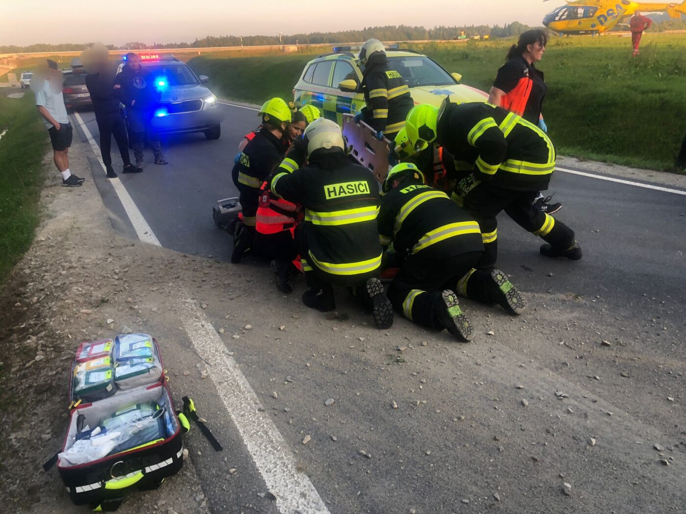 U Skřidel skončilo auto na boku. Foto: HZS