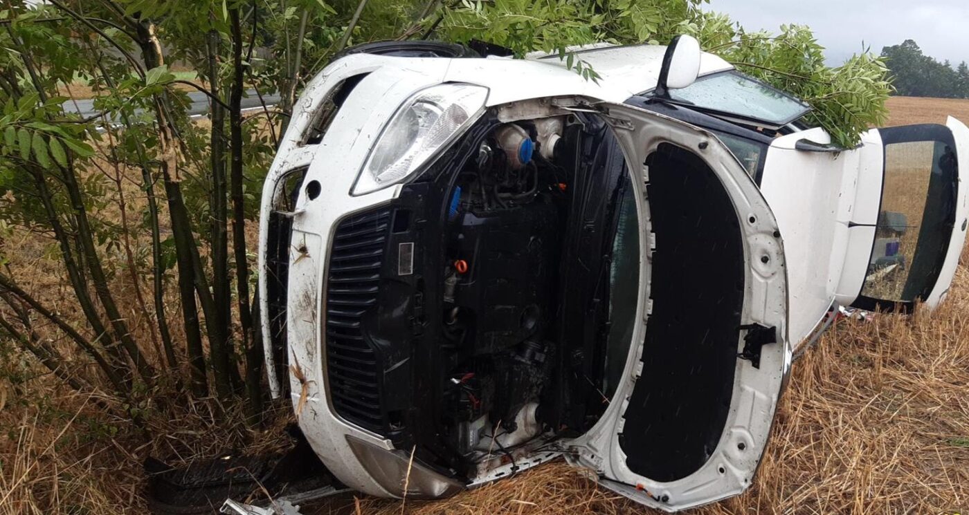 Ve středních Čechách v pátek skončilo auto na boku.