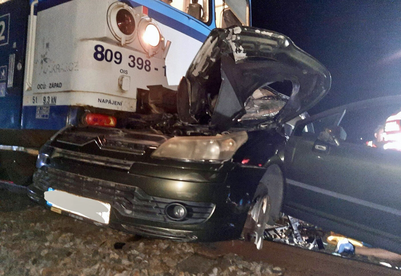 Tragická nehoda auta a vlaku u Kostelce nad Labem. Foto: SŽ