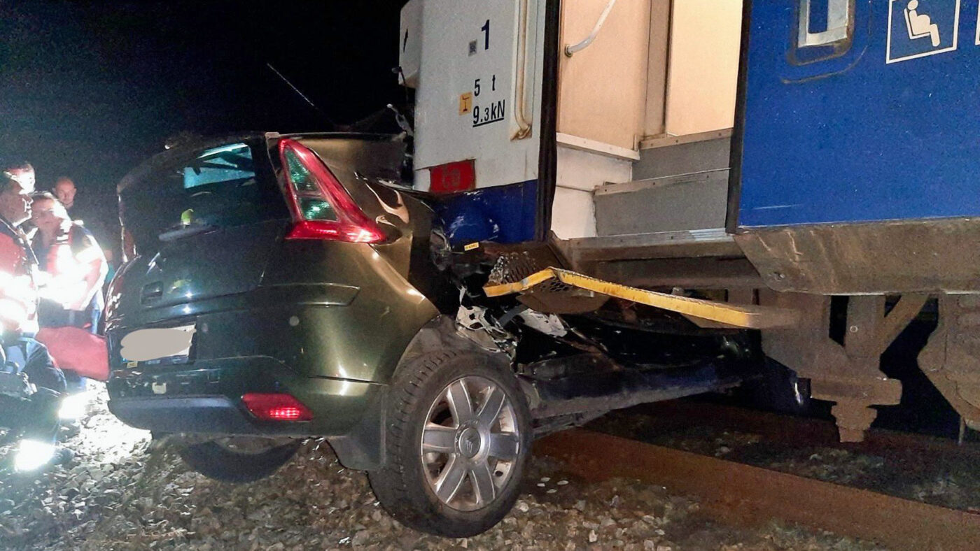 Tragická nehoda auta a vlaku u Kostelce nad Labem. Foto: SŽ