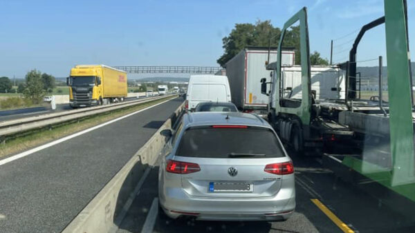 Nehoda na dálnici D10 u Mladé Boleslavi. Foto: Petr Pulcman
