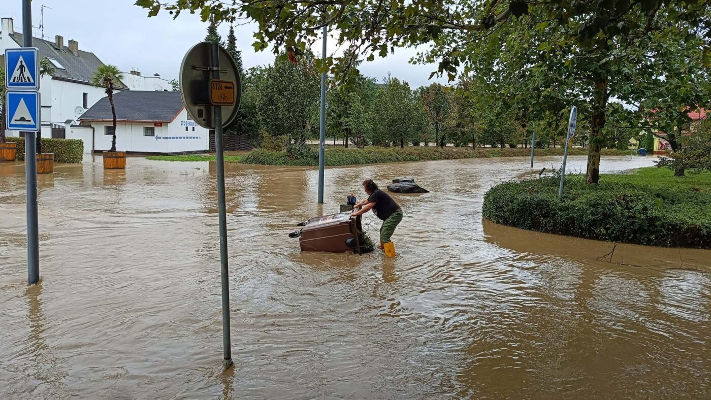 Povodně na sídlišti v Opavě. Foto: Petr Šindler