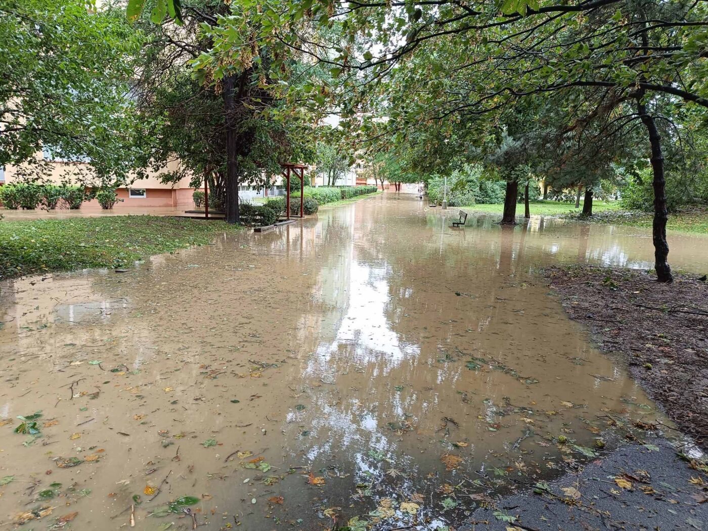 Povodně na sídlišti v Opavě. Foto: Petr Šindler