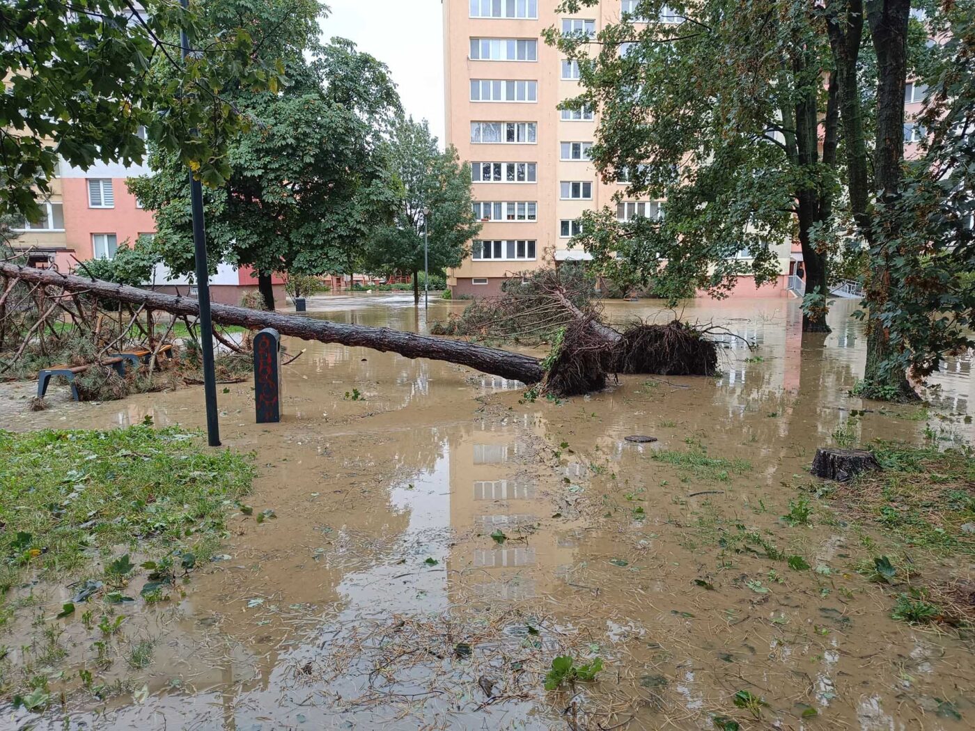 Povodně na sídlišti v Opavě. Foto: Petr Šindler