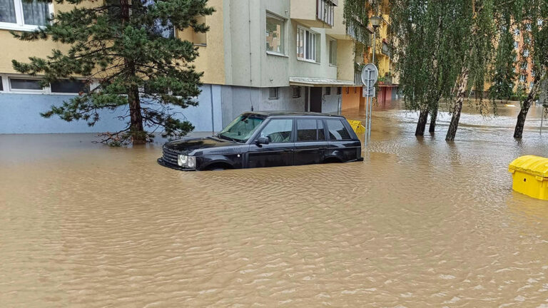 Při aktuálních povodních byly zaplaveny stovky aut.