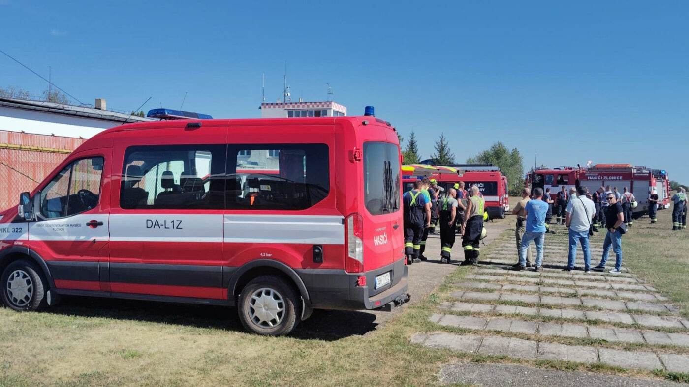 Muže, který vyskočil z větroně hledali hasiči na letišti ve Slaném. Foto: HZS