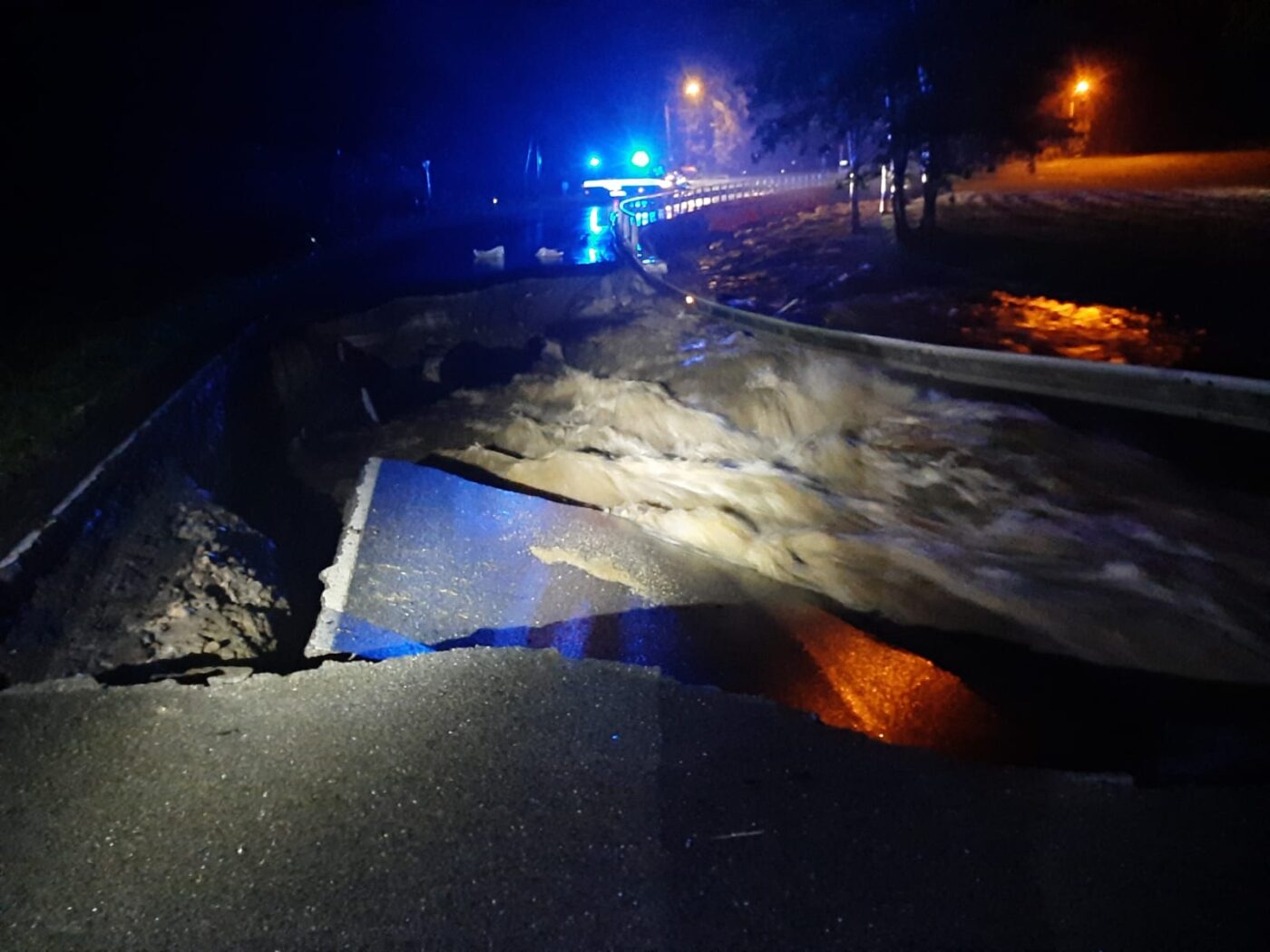 Bělá podemlela silnici a odřízla část Jesenicka od světa