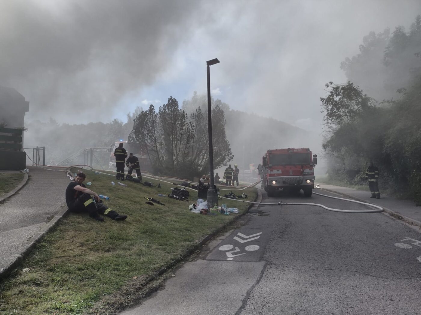 Požár střechy plaveckého bazénu v Českém Krumlově. Foto: HZS