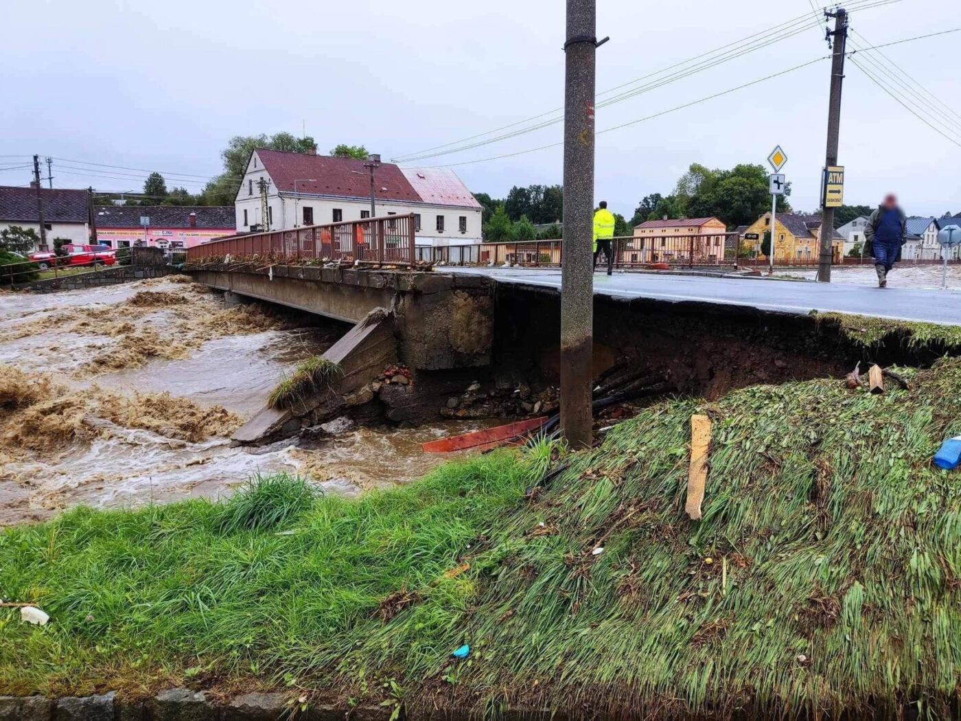 Řada silnic v Česku a na Moravě je neprůjezdná.