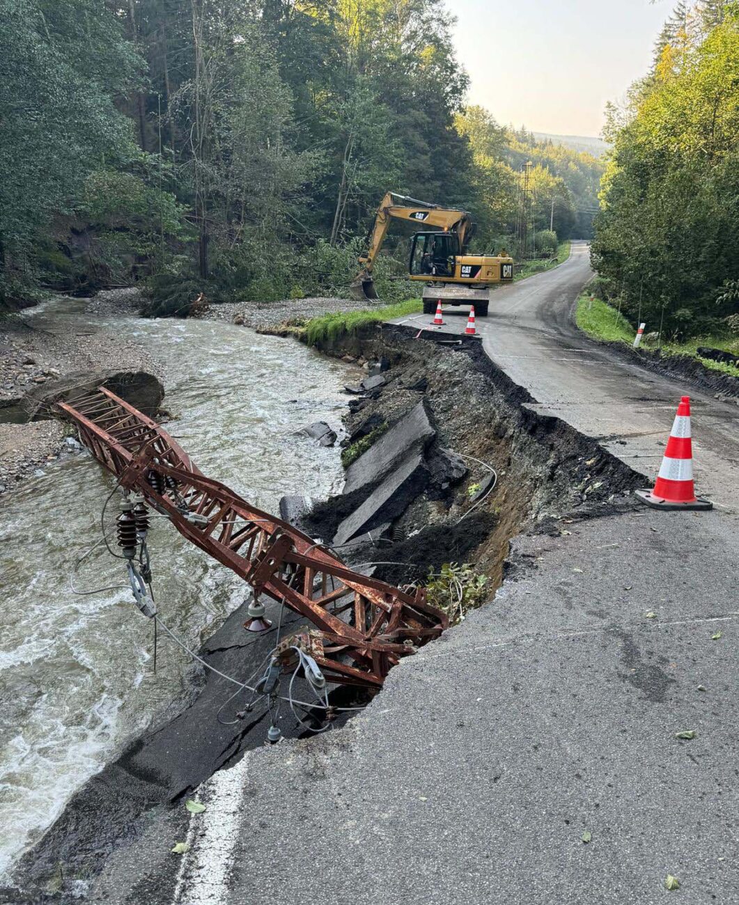 Zničená silnice I/60 u Jeseníka. Foto: ŘSD