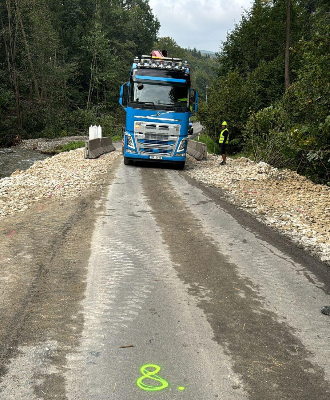 Zničená silnice I/60 u Jeseníka. Foto: ŘSD