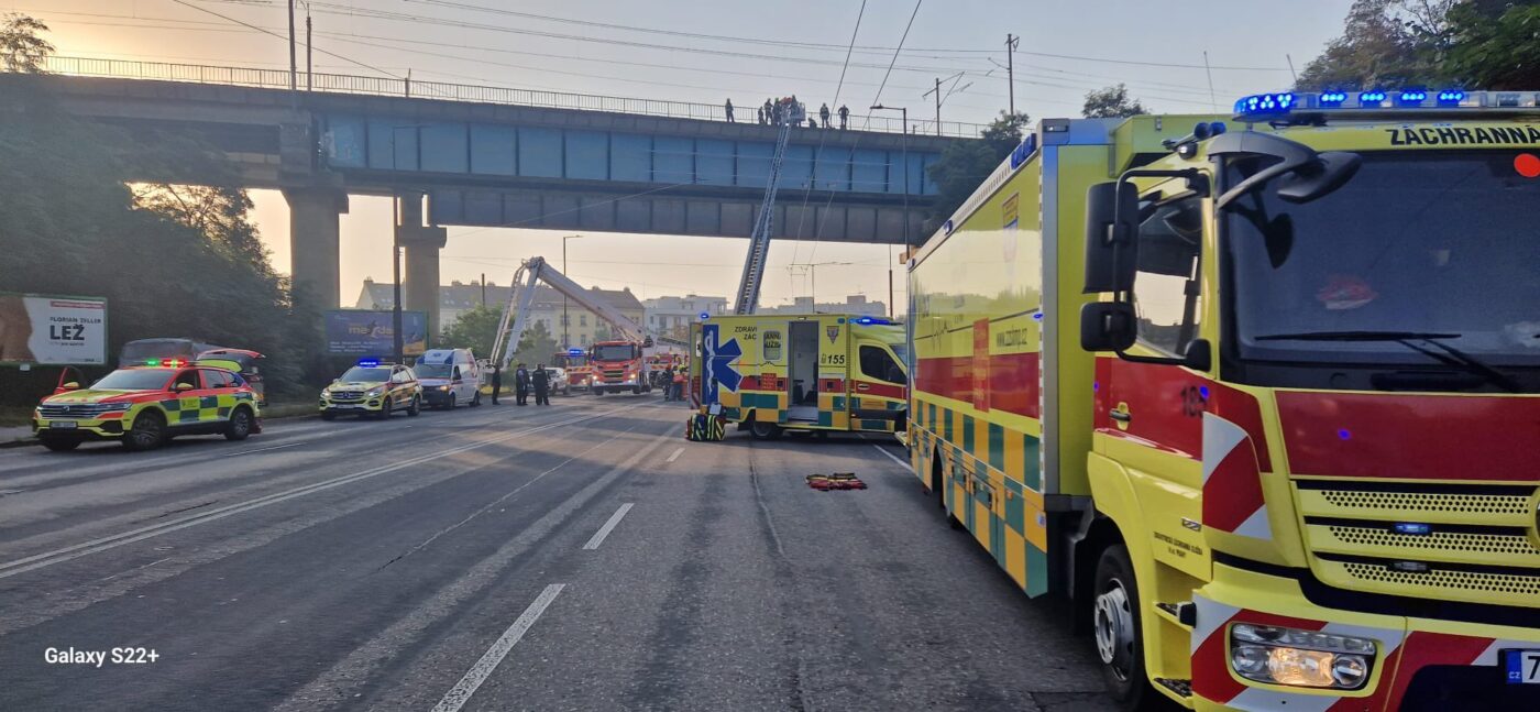 Z mostu nad Čuprovou ulicí evakuovali hasiči cestující žebříkem. Foto: PČR