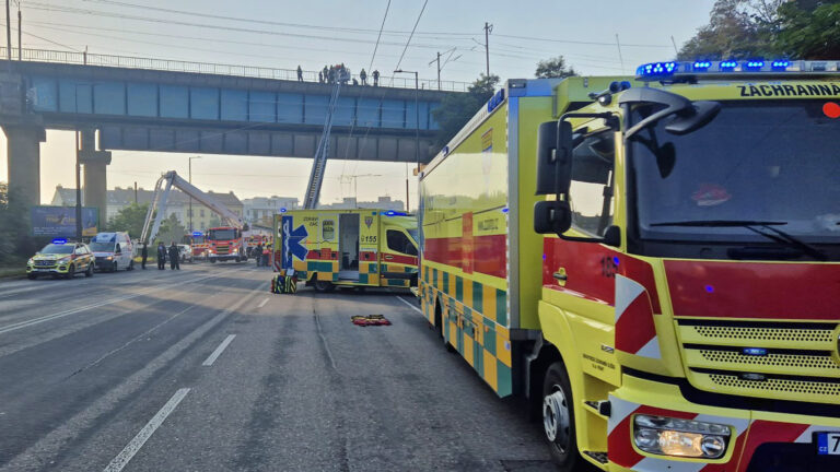 Z mostu nad Čuprovou ulicí evakuovali hasiči cestující žebříkem. Foto: PČR