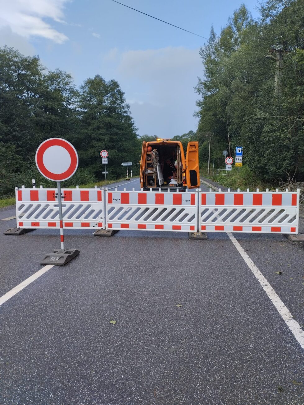 Uzavřena byla silnice mezi Poniklou a Mýtem. 