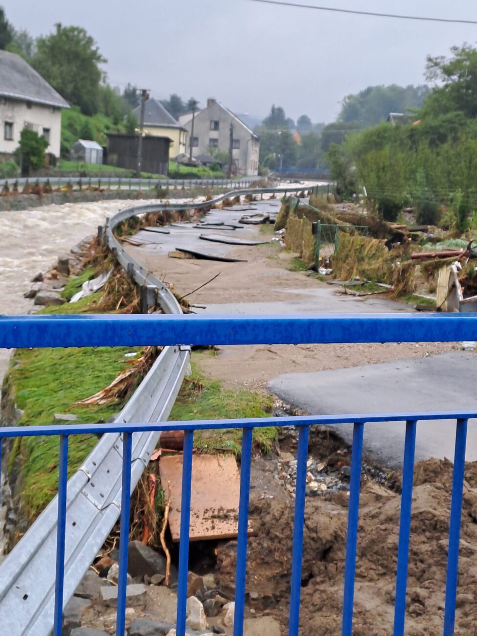 Zničená silnice v obci Vápenná na Jesenicku. Zdroj: Tatiana Zaworová