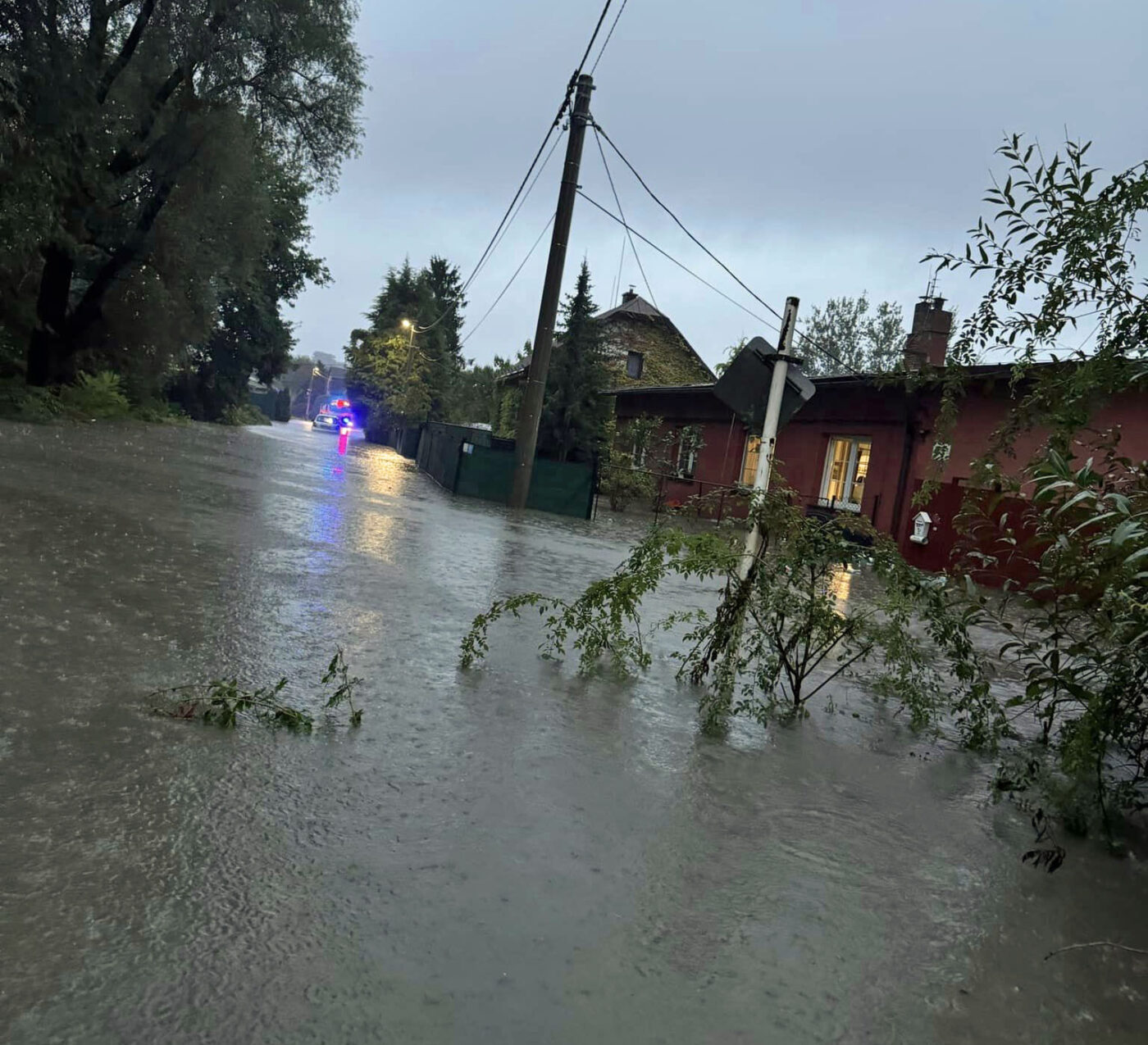 Rodinu v Orlové uvěznila povodeň na střeše auta.