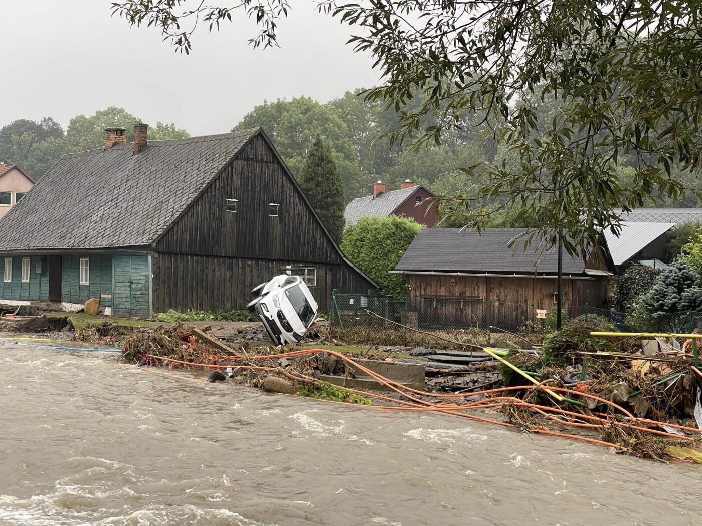 Při aktuálních povodních byly zaplaveny stovky aut.