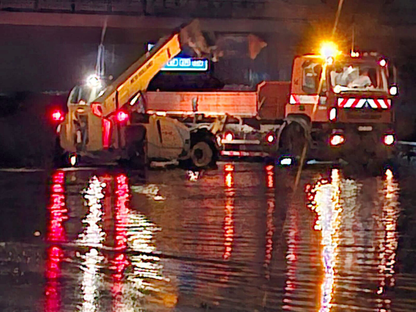 Silničáři pracují na zatopené dálnici D1 u Ostravy, Foto: ŘSD