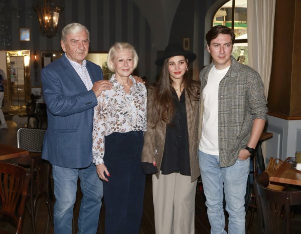 Miroslav Donutil, jeho žena Zuzana a Martin Donutil a jeho žena Sára na představení seriálu Záhadné případy. Foto: Nextfoto