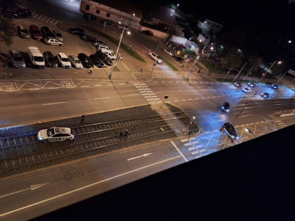 Policie v Praze najela do kolejí a zablokovala tramvaje.
