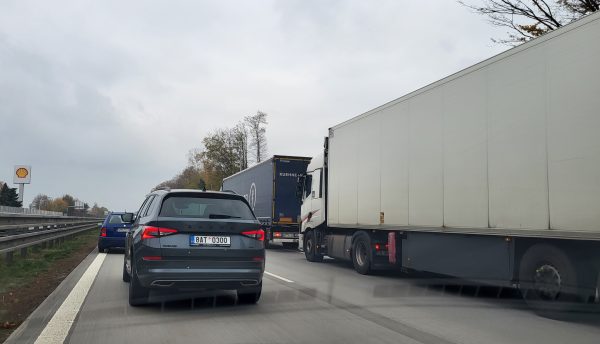 Dlouhé kolony na 60. kilometru směrem Brno.