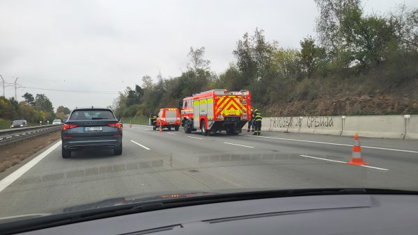 Dopravu na D1 zkomplikoval na 66. kilometru požár auta.