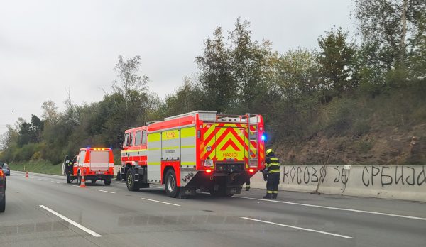 Dopravu na D1 zkomplikoval na 66. kilometru požár auta.