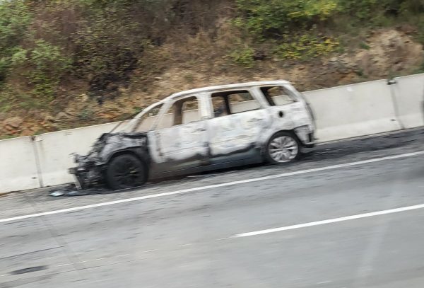 Dopravu na D1 zkomplikoval na 66. kilometru požár auta.